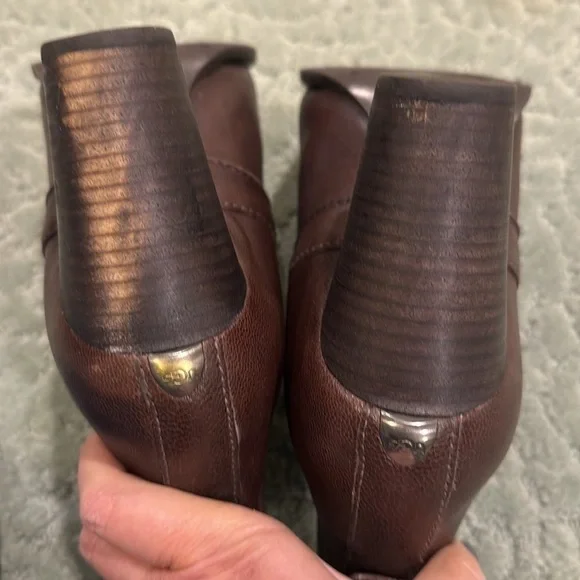 UGG Australia Cassis Brown Leather boots. Size 8